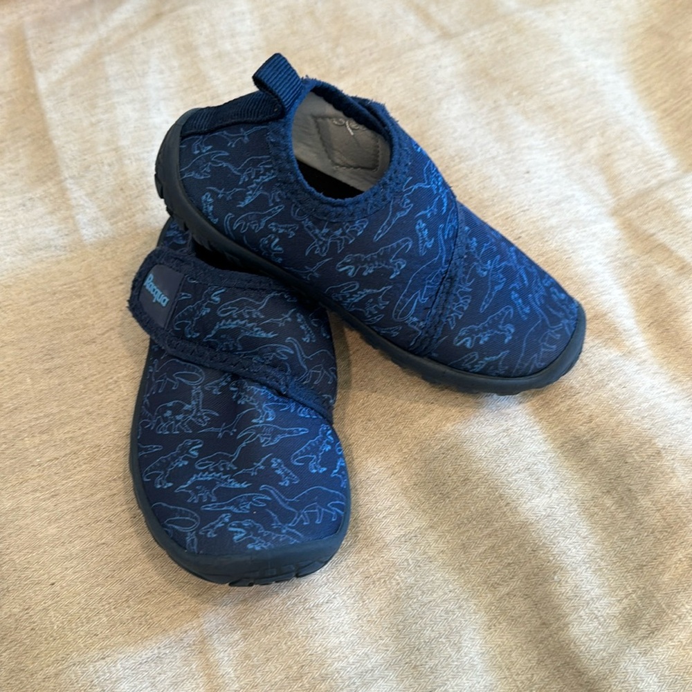 Boys size 8 swim shoes like new